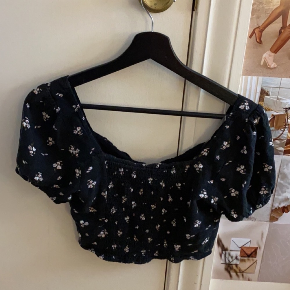 🚨PACSUN BLACK FLOWER TOP🚨